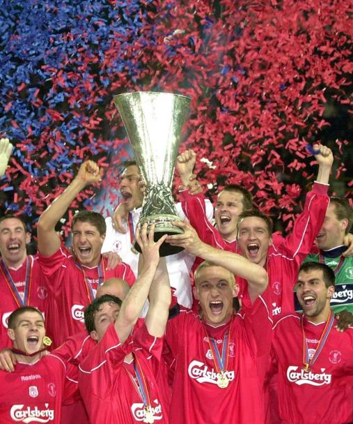 Il 16 maggio 2001 i Reds festeggiano la vittoria alzando al cielo la Coppa Uefa allo stadio di Dortmund (Epa)